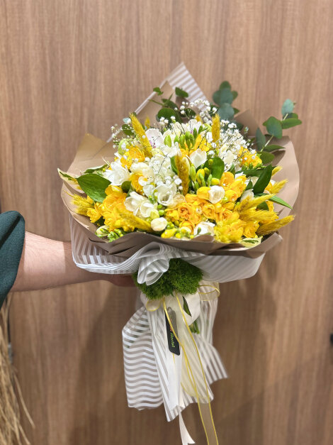 Sarı beyaz frezya buketi