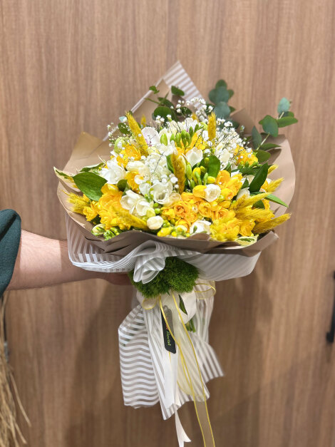 Sarı beyaz frezya buketi